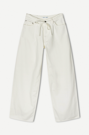Saharper Jeans with Belt in White Rock