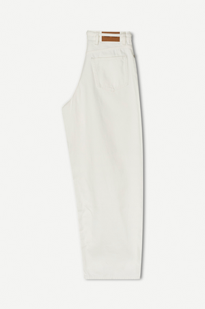 Saharper Jeans with Belt in White Rock